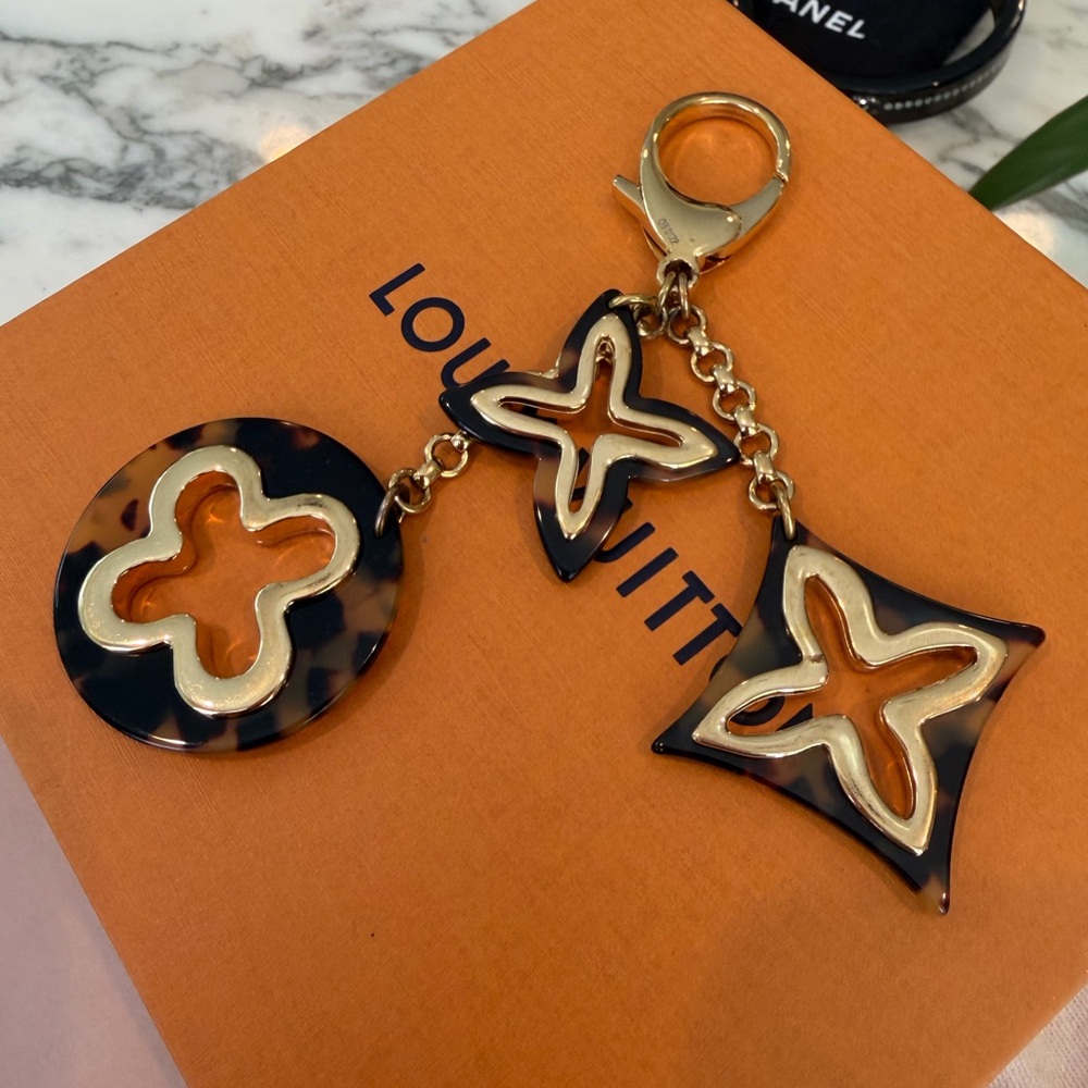 Louis Vuitton Insolence Key Holder Tortoise and Gold Resin